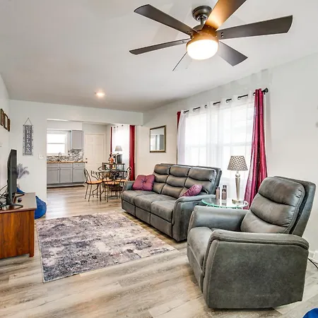 1 Mi To Truman Library Apt With Large Yard!